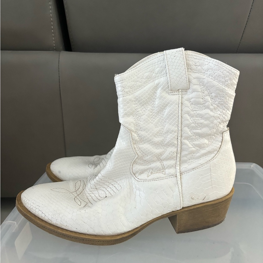 White Women's Western Booties - Stylish Short Cowboy Boots